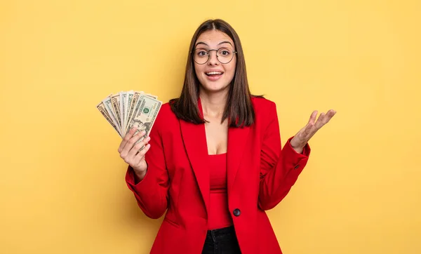 Pretty Woman Feeling Happy Surprised Realizing Solution Idea Dollar Banknotes — Foto Stock