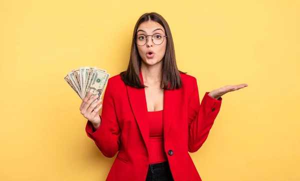 Pretty Woman Looking Surprised Shocked Jaw Dropped Holding Object Dollar — Foto Stock