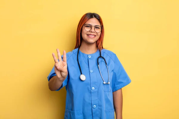 Mujer Hispana Sonriendo Luciendo Amigable Mostrando Número Tres Concepto Enfermera — Foto de Stock