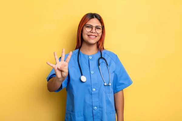 Mujer Hispana Sonriendo Luciendo Amigable Mostrando Número Cuatro Concepto Enfermera — Foto de Stock