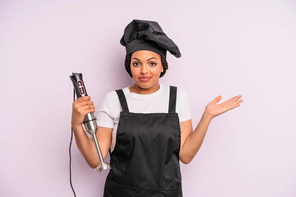 Afro Black Woman Feeling Puzzled Confused Doubting Chef Hand Blender — Foto Stock