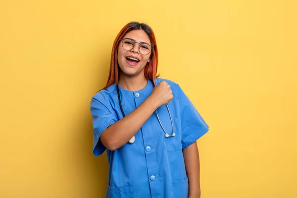 Hispanische Frau Die Sich Glücklich Fühlt Und Vor Einer Herausforderung — Stockfoto