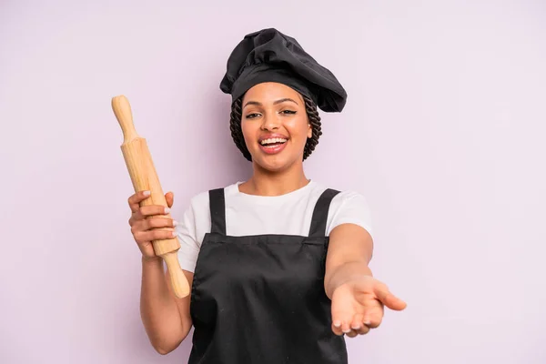 Afro Black Woman Smiling Happily Friendly Offering Showing Concept Chef — ストック写真