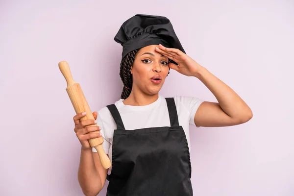 Afro Black Woman Looking Happy Astonished Surprised Chef Roller Pin — Foto Stock