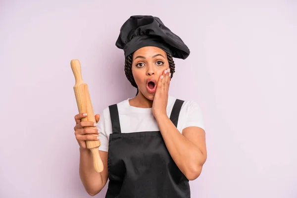 Afro Black Woman Feeling Shocked Scared Chef Roller Pin — 스톡 사진