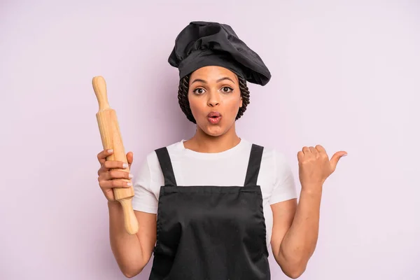 Afro Black Woman Looking Astonished Disbelief Chef Roller Pin — 스톡 사진