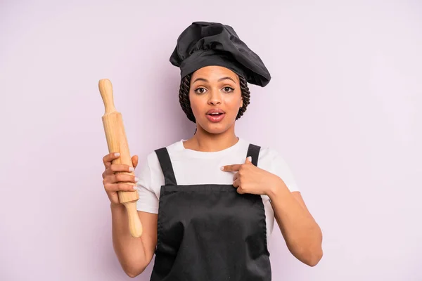 Afro Black Woman Looking Shocked Surprised Mouth Wide Open Pointing — Foto Stock