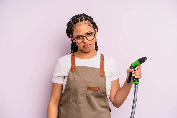 Afro Black Woman Feeling Puzzled Confused Gardener Hose Concept — Zdjęcie stockowe