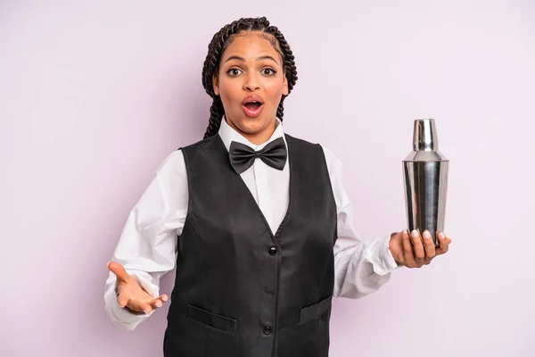 Afro Black Woman Feeling Extremely Shocked Surprised Waiter Cocktail —  Fotos de Stock