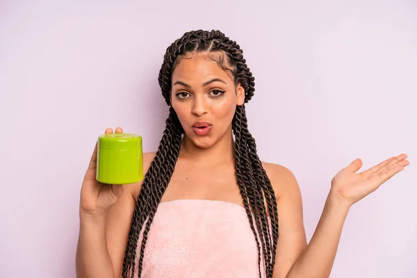 Afro Black Woman Looking Surprised Shocked Jaw Dropped Holding Object — Foto Stock