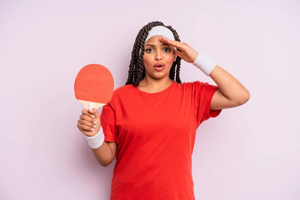 Negro Afro Mujer Buscando Feliz Asombrado Sorprendido Concepto Ping Pong —  Fotos de Stock