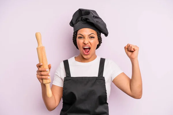 Afro Czarna Kobieta Krzyczy Agresywnie Gniewnym Wyrazem Twarzy Szef Kuchni — Zdjęcie stockowe