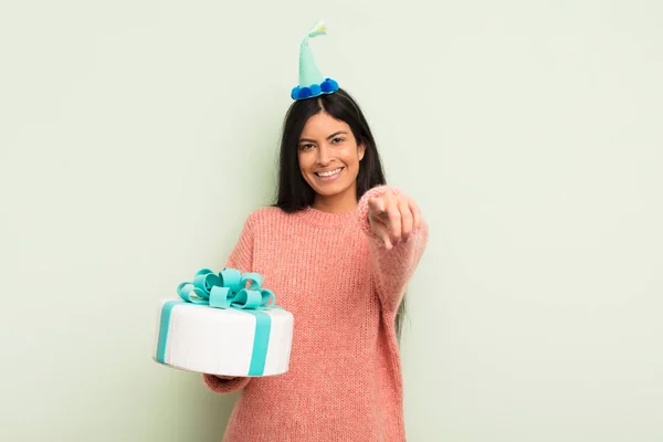 Een Jonge Latijns Amerikaanse Vrouw Die Naar Camera Wijst Jou — Stockfoto