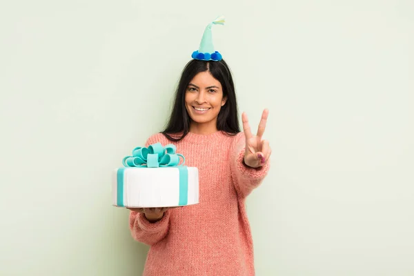 Jonge Mooie Spaanse Vrouw Glimlachend Vriendelijk Toont Nummer Twee Verjaardagstaart — Stockfoto