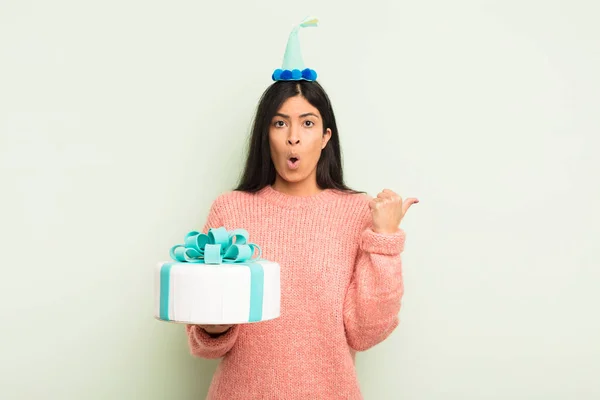 Giovane Bella Donna Ispanica Guardando Stupito Nella Incredulità Concetto Torta — Foto Stock