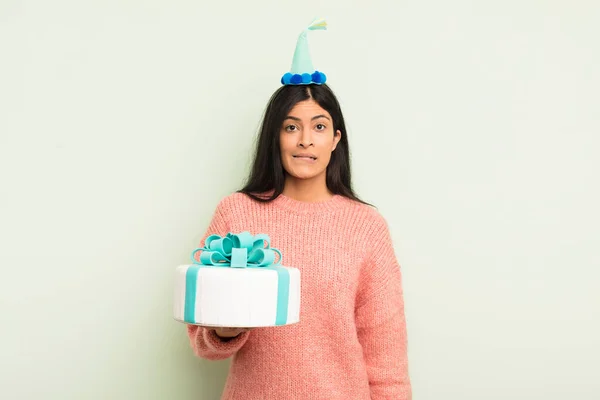 Jonge Mooie Latijns Amerikaanse Vrouw Kijkt Verbaasd Verward Verjaardagstaart Concept — Stockfoto