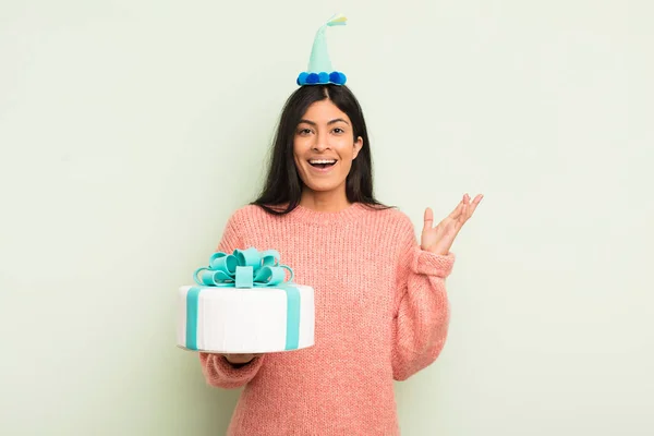 Young Pretty Hispanic Woman Feeling Happy Surprised Realizing Solution Idea — Stock Photo, Image