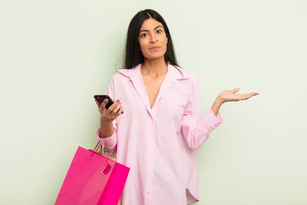 Joven Mujer Bastante Hispana Sintiéndose Desconcertada Confundida Dudando Concepto Bolsas —  Fotos de Stock