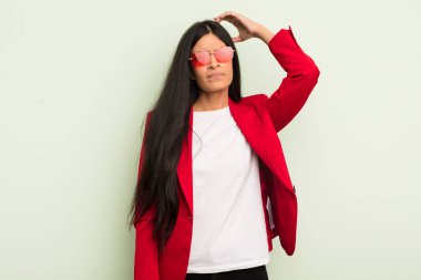 Kafası karışık, kafası karışık, kaşınan genç, İspanyol bir kadın. İş kadını kavramı