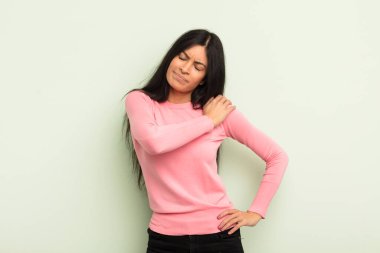 İspanyol güzel kadın yorgun, stresli, endişeli, hayal kırıklığına uğramış ve depresyonda, sırtı ya da boynu ağrıyan