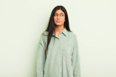 İspanyol güzel kadın merak ediyor, mutlu düşünceler ve fikirler düşünüyor, hayal kuruyor, kenarda yer arıyor.