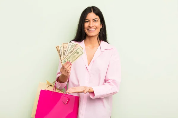 若いパニック系の女性は陽気に笑って幸せを感じコンセプトを示す ショッピングバッグのコンセプト — ストック写真