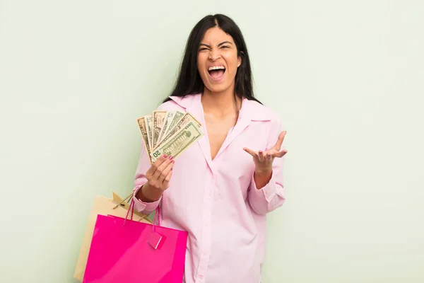 Giovane Bella Donna Ispanica Guardando Arrabbiato Infastidito Frustrato Shopping Bag — Foto Stock