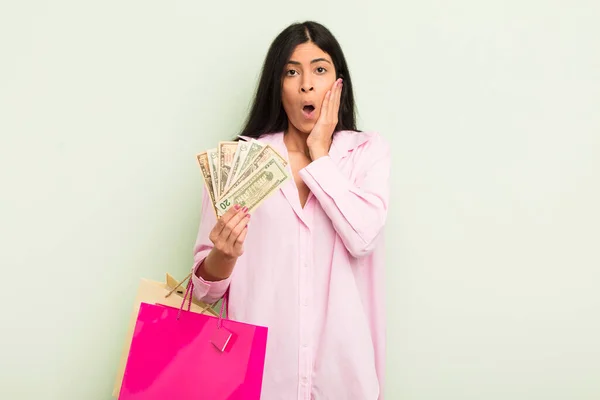 Ung Söt Latinamerikansk Kvinna Känner Chockad Och Rädd Shoppingväskor Koncept — Stockfoto