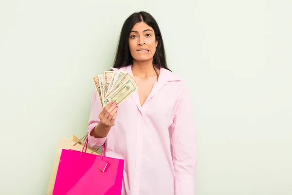 Jovem Muito Hispânica Mulher Olhando Confuso Confuso Conceito Sacos Compras — Fotografia de Stock