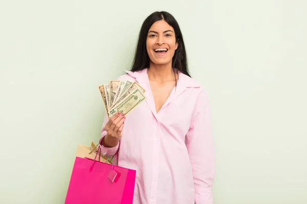 Giovane Bella Donna Ispanica Guardando Felice Piacevolmente Sorpreso Shopping Bag — Foto Stock