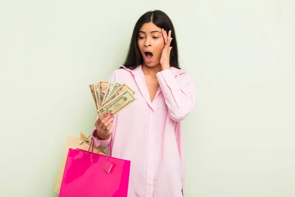 Joven Mujer Bastante Hispana Sintiéndose Feliz Emocionada Sorprendida Concepto Bolsas — Foto de Stock