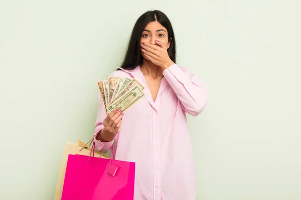 Ung Söt Latinamerikansk Kvinna Täcka Mun Med Händer Med Chockad — Stockfoto