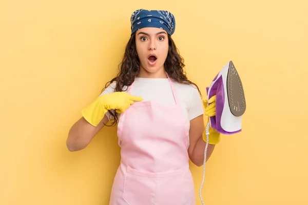 Giovane Bella Donna Ispanica Guardando Scioccato Sorpreso Con Bocca Spalancata — Foto Stock