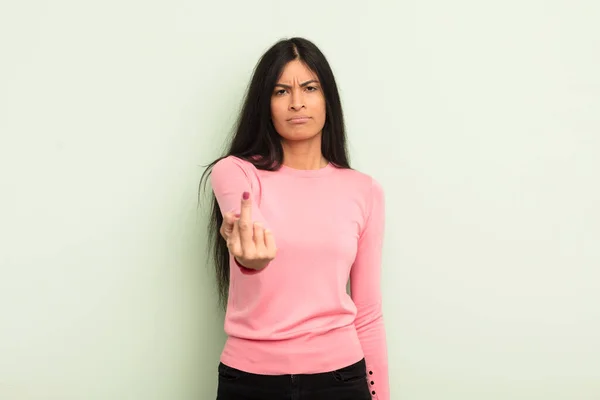 Ισπανίδα Όμορφη Γυναίκα Που Νιώθει Θυμωμένη Ενοχλημένη Επαναστάτρια Και Επιθετική — Φωτογραφία Αρχείου