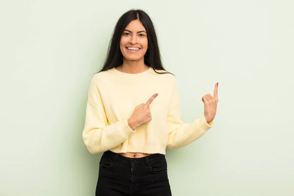 Ispanica Bella Donna Sorridente Felicemente Che Punta Lato Verso Alto — Foto Stock