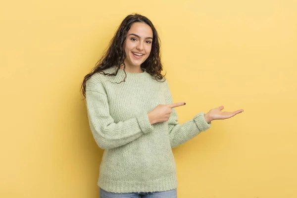 Hispanic Mooie Vrouw Glimlachend Gelukkig Zorgeloos Tevreden Wijzend Naar Concept — Stockfoto