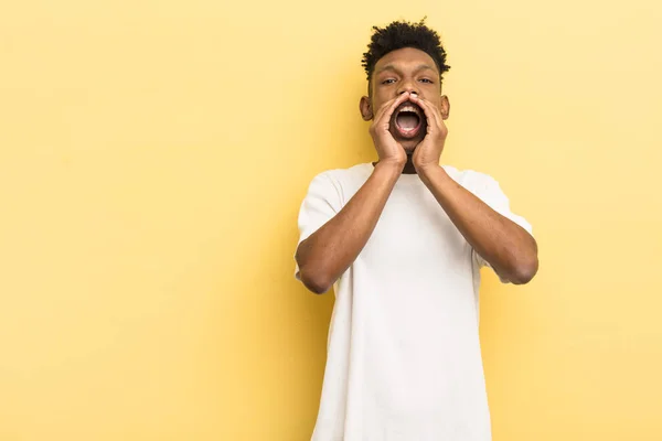 Negro Afro Joven Sentirse Feliz Dando Gran Grito Con Las —  Fotos de Stock