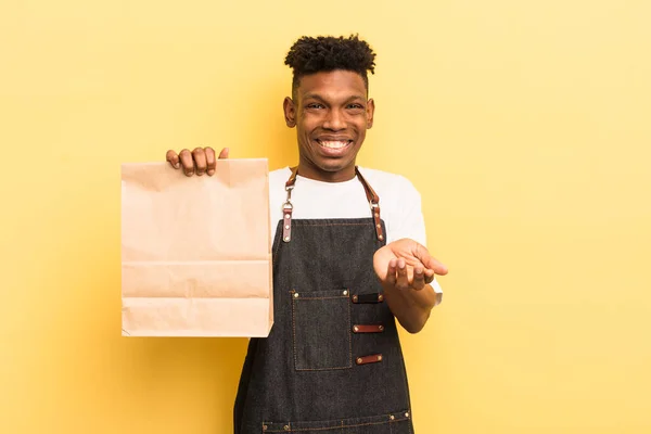 Zwart Afro Jongeman Glimlachend Gelukkig Met Vriendelijk Aanbieden Tonen Van — Stockfoto