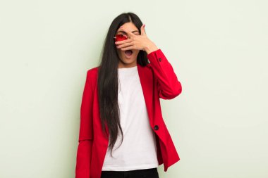 Şok olmuş, korkmuş ya da dehşete düşmüş gibi görünen genç, güzel İspanyol bir kadın. İş kadını kavramı