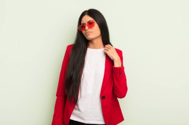 Genç ve güzel İspanyol kadın stresli, endişeli, yorgun ve hayal kırıklığına uğramış hissediyor. İş kadını kavramı