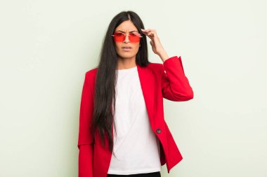 Genç ve güzel İspanyol kadın kafası karışık ve şaşkın hissediyor, senin deli olduğunu gösteriyor. İş kadını kavramı