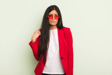 Genç, güzel İspanyol kadın kibirli, başarılı, pozitif ve gururlu görünüyor. İş kadını kavramı