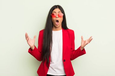 Genç ve güzel İspanyol kadın inanılmaz bir sürprizle şaşkına dönmüş ve hayrete düşmüştü. İş kadını kavramı