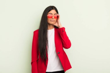 Genç ve güzel İspanyol bir kadın bıkkın, bıkkın ve uykulu hissediyor. İş kadını kavramı