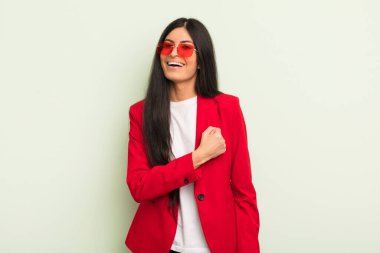 Genç, güzel İspanyol bir kadın kendini mutlu hissediyor ve bir meydan okumayla yüzleşiyor ya da kutluyor. İş kadını kavramı