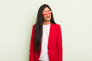 Genç ve güzel İspanyol kadın şaşkın ve şaşkın hissediyor. İş kadını kavramı