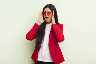 Genç, güzel İspanyol kadın mutlu, heyecanlı ve şaşırmış hissediyor. İş kadını kavramı