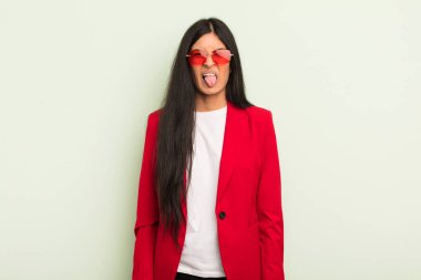 Genç, güzel İspanyol kadın iğreniyor, sinirleniyor ve dili dışarı çıkıyor. İş kadını kavramı