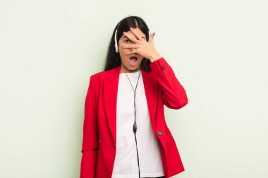 Şok olmuş, korkmuş ya da dehşete düşmüş gibi görünen genç, güzel İspanyol bir kadın. telemarteker concpet