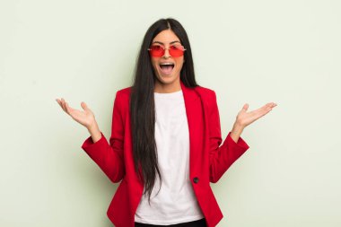 Genç ve güzel İspanyol kadın inanılmaz bir şey karşısında mutlu ve şaşkın hissediyor. İş kadını kavramı